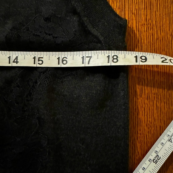 NWT Dolce & Gabbana black cashmere and silk lace light sweater sleeveless top. - Picture 12 of 12